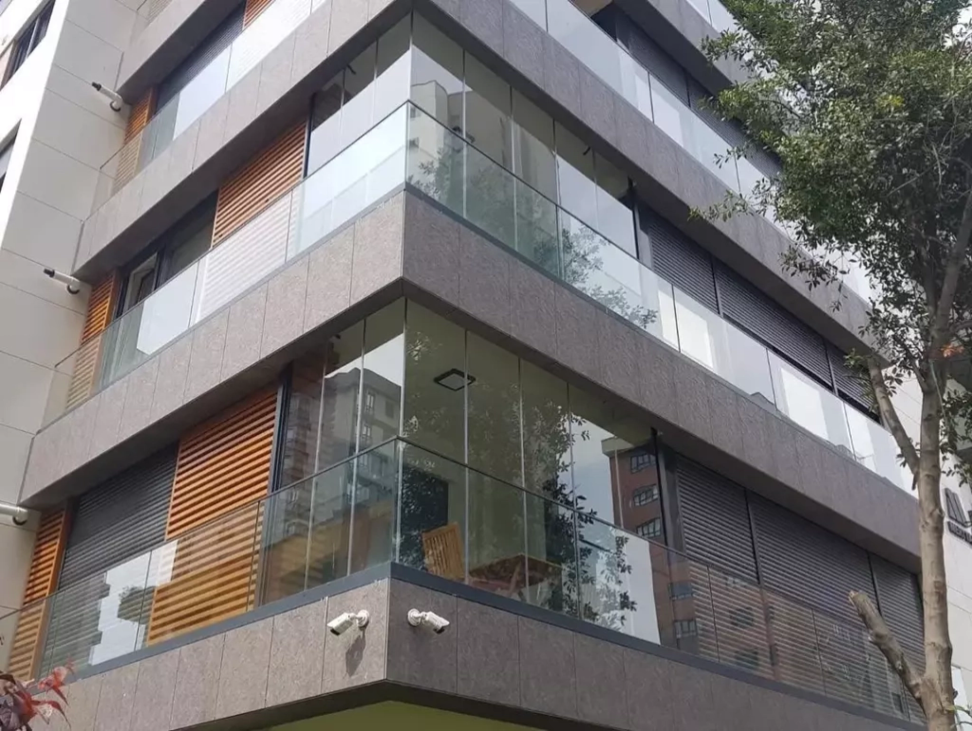 Balcony glazing